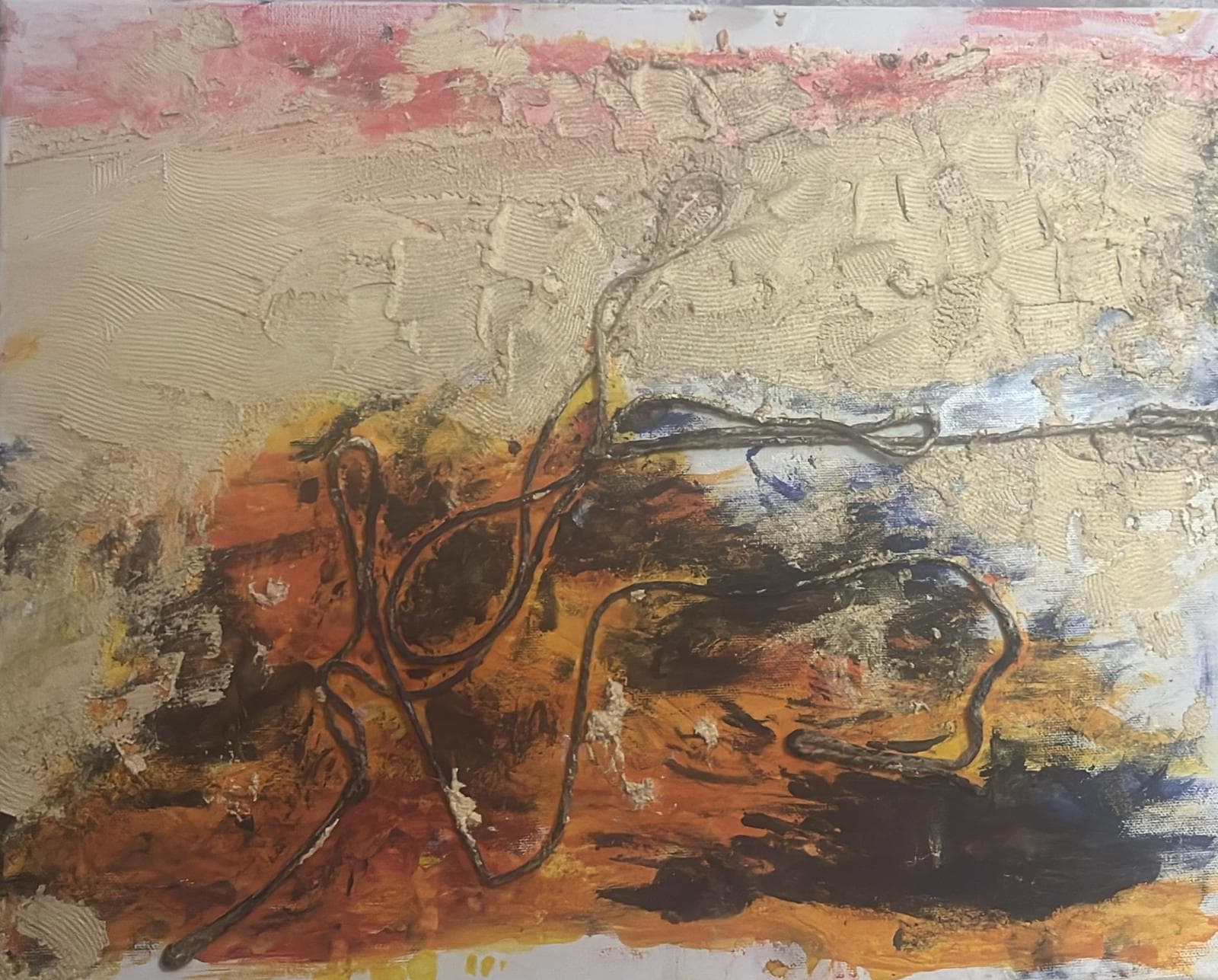 La Fenice - Un dipinto astratto materico intitolato "La Fenice", caratterizzato da forti contrasti cromatici e texture in rilievo. La parte inferiore è dominata da pennellate calde di arancione, ocra e nero, mentre la parte superiore presenta toni neutri sabbia e tocchi di rosa. Un elemento tridimensionale simile a un filo metallico scuro si snoda al centro della tela, creando forme organiche e contorte che richiamano l'idea di una rinascita dalle ceneri.