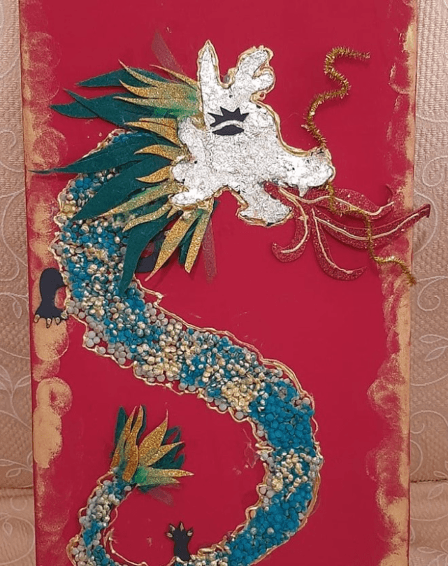 Dragone cinese - Dipinto realizzato su una base di tessuto colore rosso, sul quale è stata dipinta la cornice a tampone; in primo piano, il dragone cinese.