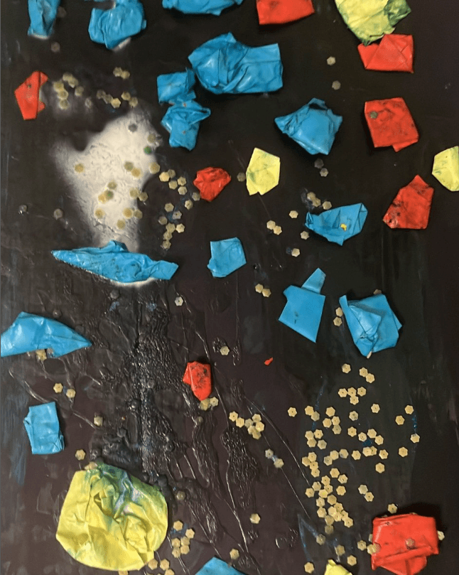 La galassia - Un'opera d'arte materica su fondo scuro che simula uno spazio cosmico.